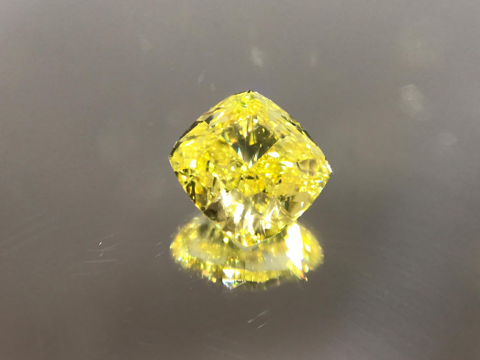 0.55ct Fancy Vivid Yellow SI1 Radiant
